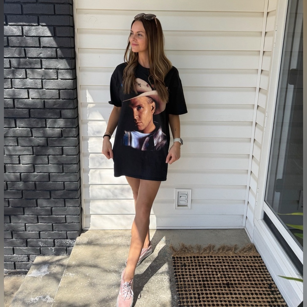 Garth Brooks Concert Black Graphic T-Shirts (2)